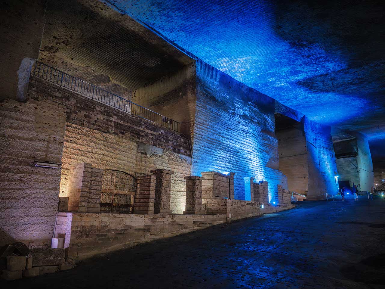 大谷資料館（大谷石の地下採掘場跡）：地下採掘場の静かな迫力体験