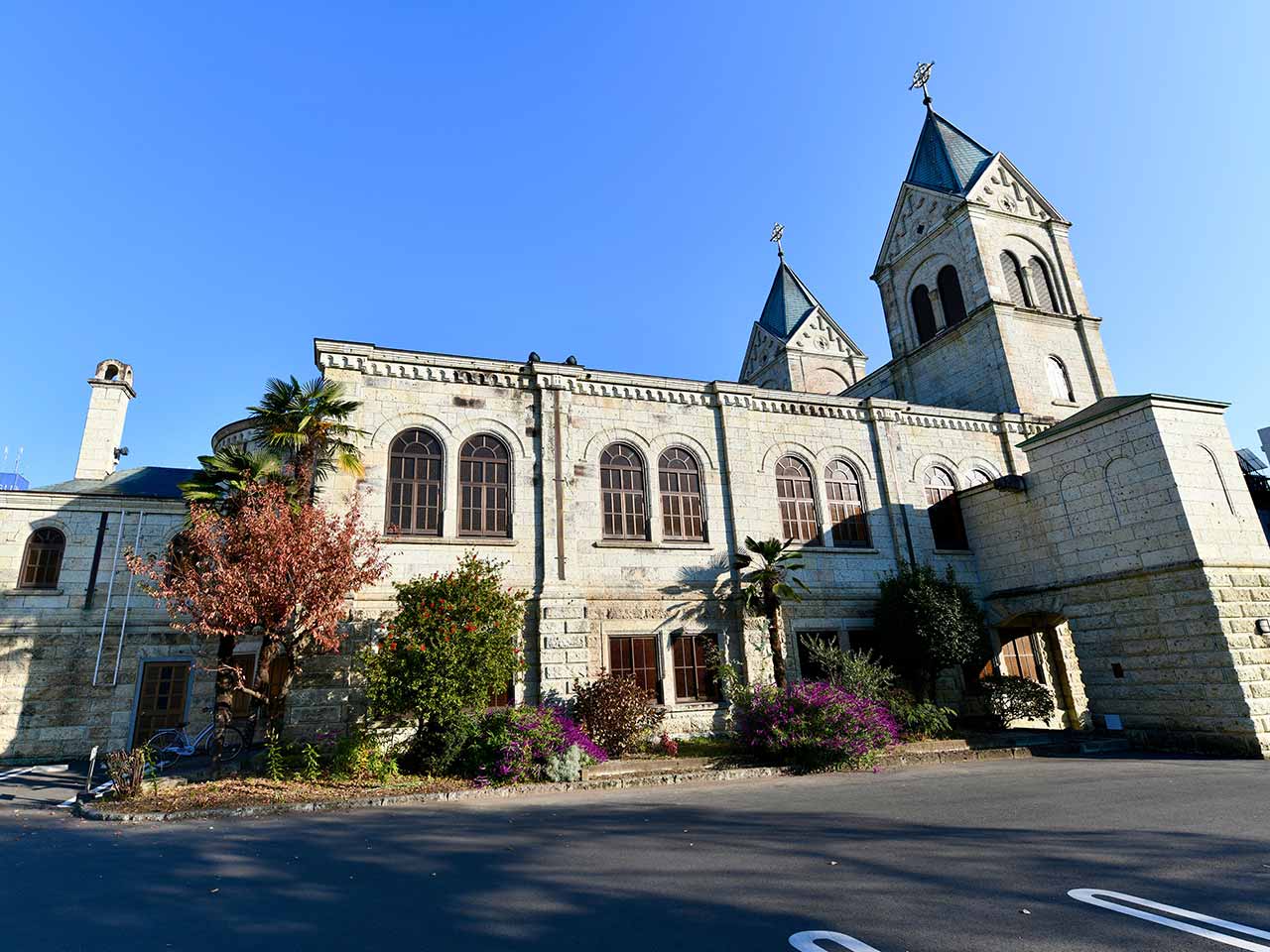 カトリック松が峰教会：大谷石の静かな双塔美
